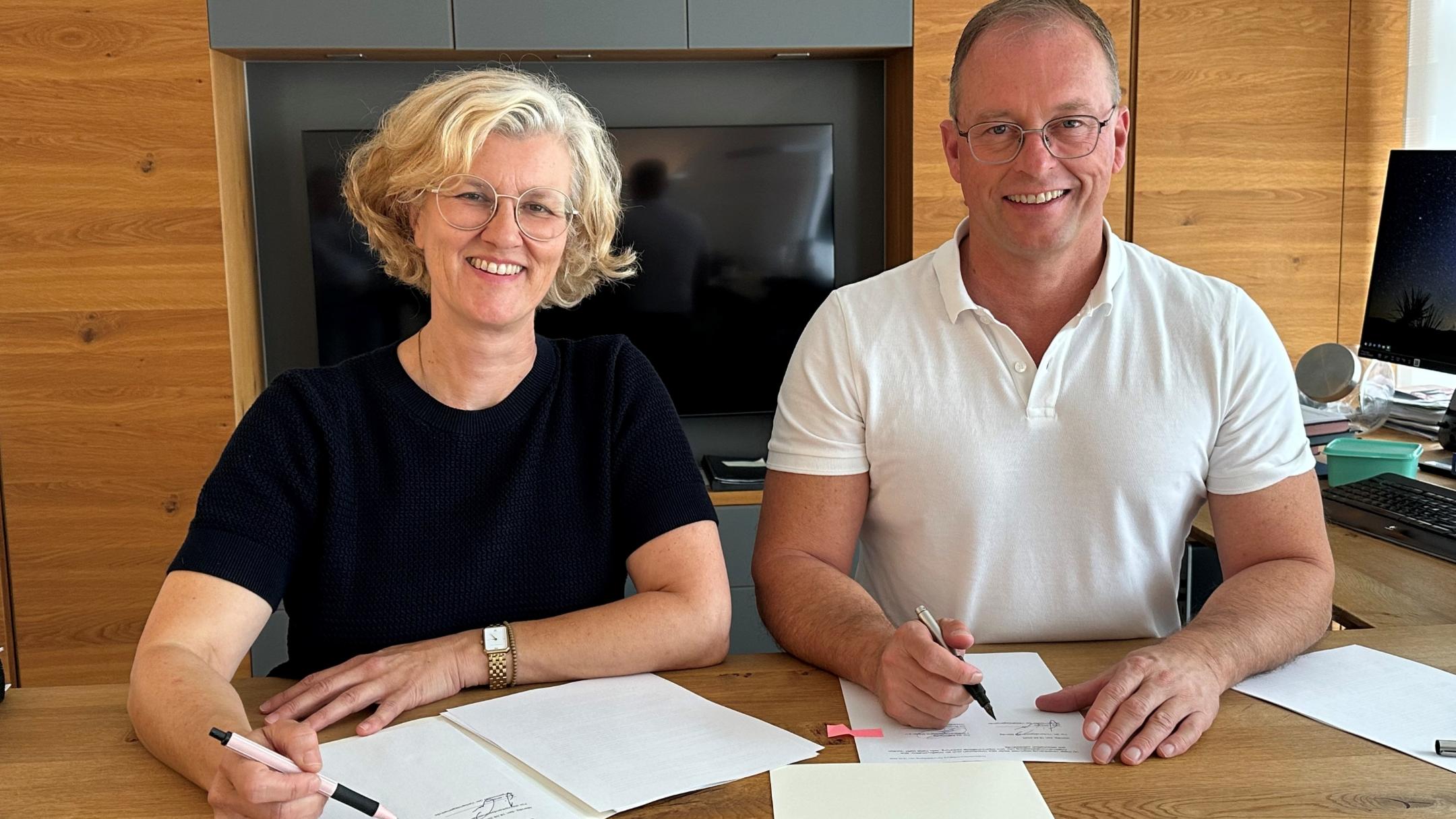 FBS-Geschäftsführerin Iris Emmerich und Jörg Lempertz, Bürgermeister VG Mendig, haben die Kooperationsvereinbarung zur Ferienbetreuung unterzeichnet.