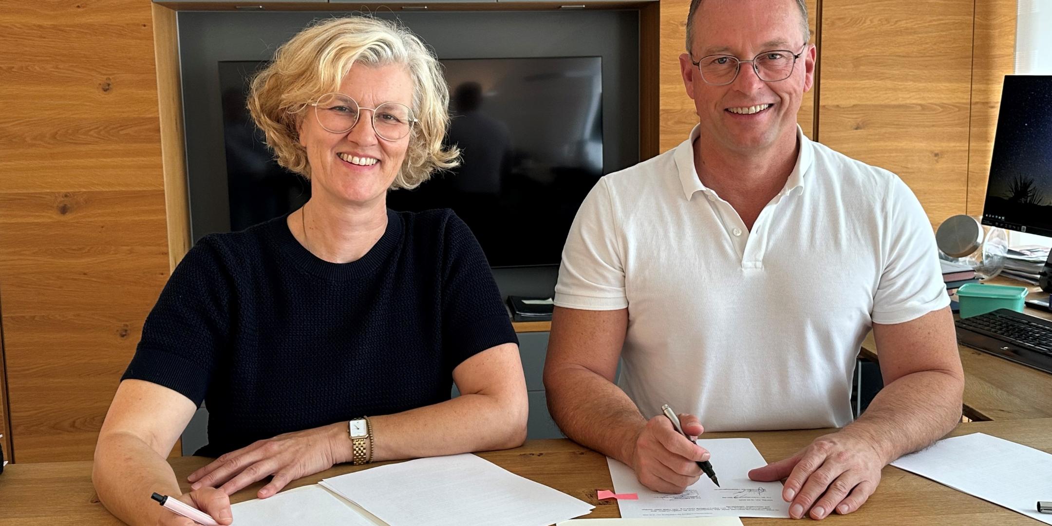 FBS-Geschäftsführerin Iris Emmerich und Jörg Lempertz, Bürgermeister VG Mendig, haben die Kooperationsvereinbarung zur Ferienbetreuung unterzeichnet. (c) Stefan Pauly/VG-Verwaltung Mendig FBS-Geschäftsführerin Iris Emmerich und Jörg Lempertz, Bürgermeister VG Mendig, haben die Kooperationsvereinbarung zur Ferienbetreuung unterzeichnet.