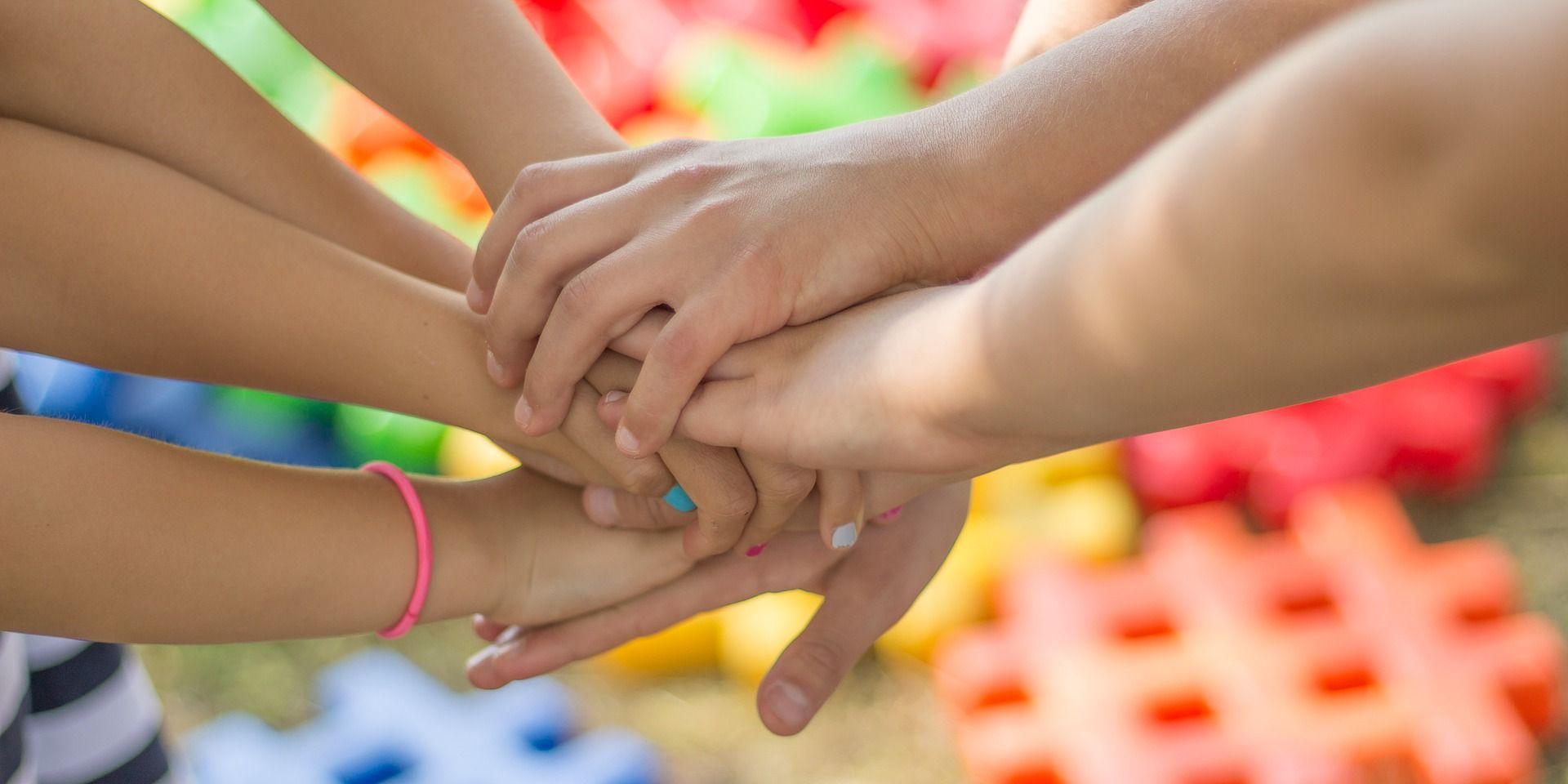 hands-2847508_1920